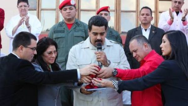 El presidente Maduro bautizó la edición ampliada de El Libro Azul el pasado 5 de enero en el Cuartel de la Montaña. Allí se le rindió homenaje al líder revolucionario (Foto: Prensa Presidencial)