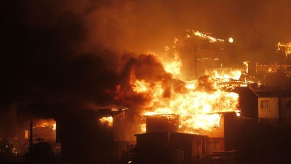 Más de 200 viviendas fueron destruidas por completo por el fuerte incendio registrado en Valparaiso. (Foto: Emol)