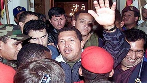 La unión cívico-militar fue fundamental para el retorno del presiden Chávez en el 2002. (Foto: Archivo)