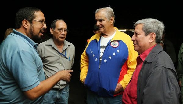 El diplomático conversa con las autoridades locales, quienes agradecieron la ayuda del Gobierno Bolivariano (Foto: MPPRE)