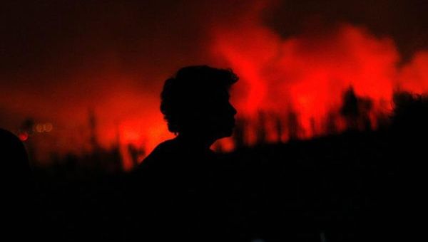 Unos mil 300 bomberos y brigadas aéreas y terrestres de Chile siguen trabajando para apagar las llamas. (Foto: EFE) 