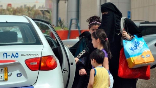 Ante la imposibilidad de conducir, las mujeres recurren al uso de taxis (Foto:CNN)