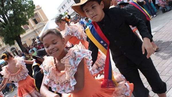 Durante la procesión del Nazareno de Achaguas, niños bailan joropo para agradecer los milagros del hijo de Dios. (Foto: Archico). 
