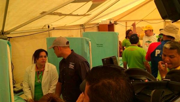 El ministro de Turismo, Andrés Izarra, junto con el Gobernador del estado Bolívar, Francisco Rangel Gómez, inspeccionaron hospitales y puntos de control. (Foto: @rangelgomez)