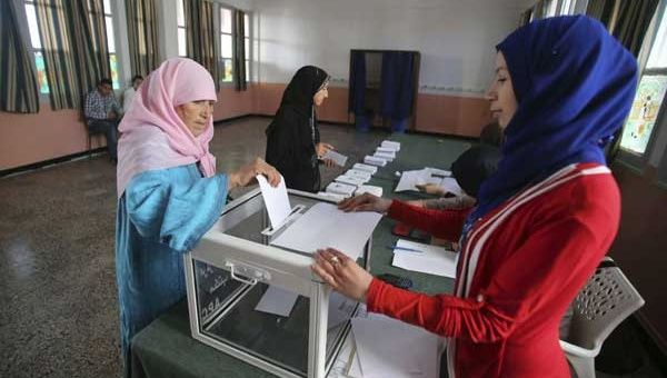 La jornada electoral que inició el jueves estuvo marcada por el abstenacionismo, que alcanzó el 48,3 por ciento según cifras oficiales presentadas por el ministro de Interior, Tayeb Belaiz (Foto: epimg)