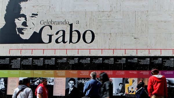 Colombianos recuerdan la vida de El Gabo en una línea cronológica ubicada en la capital colombiana, Bogotá. (Foto: EFE) 