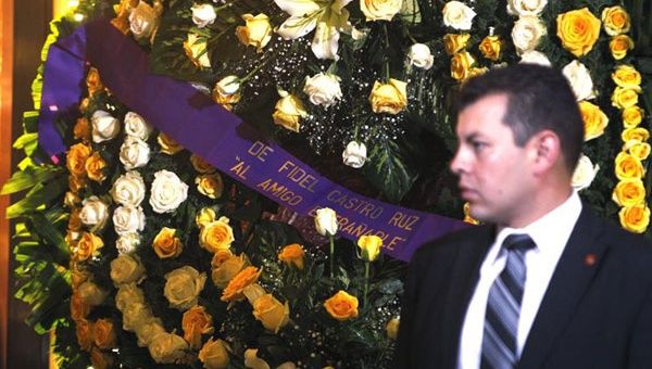 "Al Amigo Entrañable", el detalle de la corona de flores enviada por Fidel Castro a los actos en honor al Gabo (foto: EFE) 
