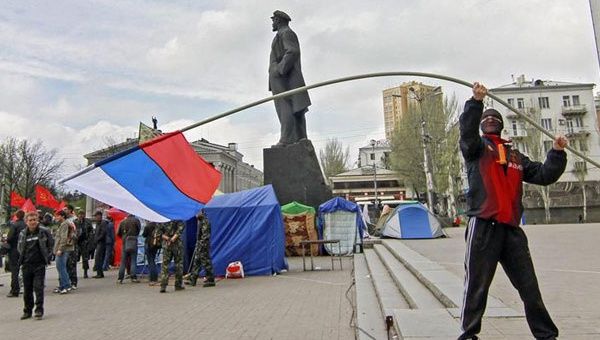 Manifestante prorruso ondea una bandera rusa junto al monumento de Lenin en Donetsk (Foto: EFE)