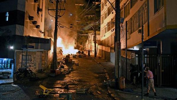 Habitantes de la favela salieron a la calle a repudiar la muerte de un bailarín local (Foto: EFE)