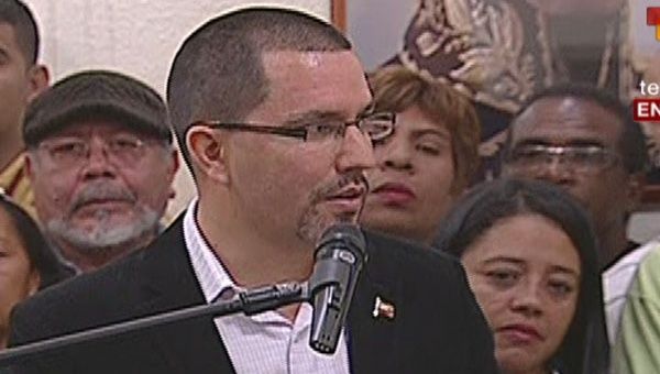 El vicepresidente venezolano, Jorge Arreaza, resaltó el testimonio de las víctimas del Abril de 2002 que "defendiendo la revolución se encontraron en el medio de un Golpe de Estado" (Foto: teleSUR) 
