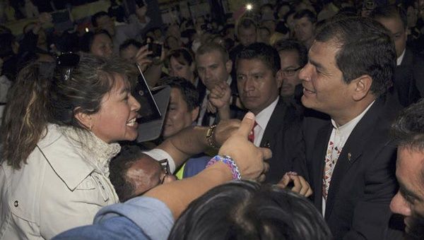 Correa también se reunió con la comunidad ecuatoriana que vive en suelo español (Foto: EFE)