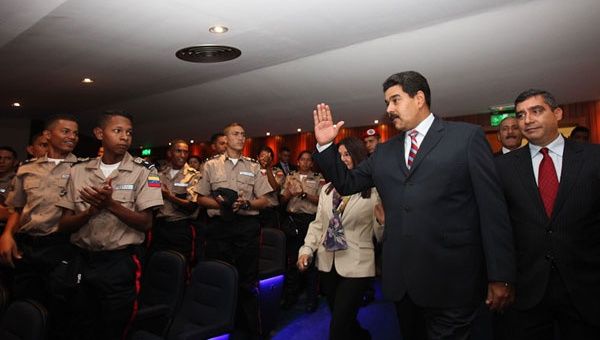 Presidente y el Ministro de Interior Justicia y Paz junto a los nuevos agentes del orden público (Foto: Minci)