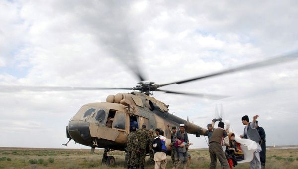 Helicópteros fueron enviados al lugar para localizar y socorrer a la población afectada. (Foto: EFE)
