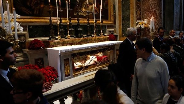 Fieles visitan tumbas de nuevos santos en Basílica de San Pedro