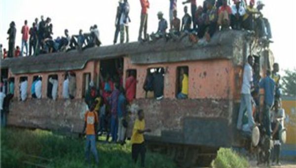 Las personas acostumbran también a viajar subidas a los techos de los trenes (Foto:AFP)
