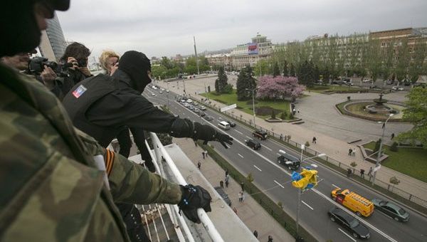 Los pro-rusos protestan por la federalización de Ucrania. (Foto: Reuters)