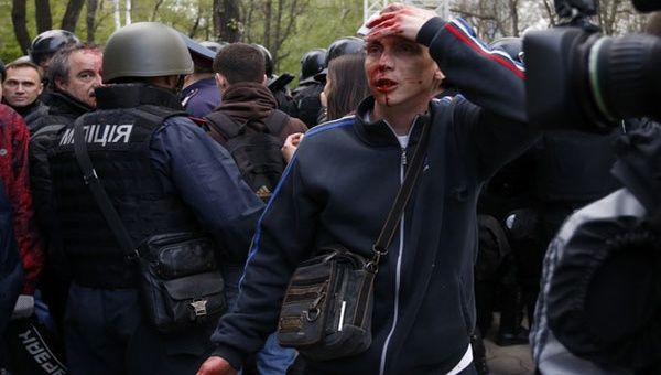 Ultranacionalistas atacaron una manifestación de pro-rusos. (Foto: Reuters)