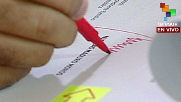 El presidente Nicolás Maduro firmó el decreto para cambiar el nombre del Ministerio del Trabajo (foto: teleSUR) 