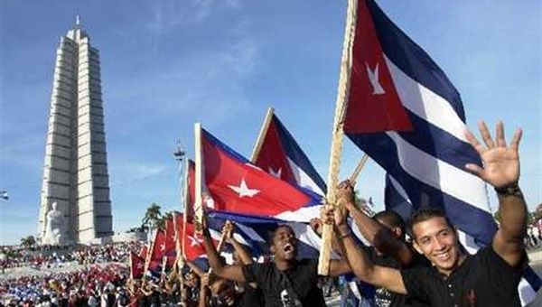 Miles de trabajadores cubanos desfilaron en su día