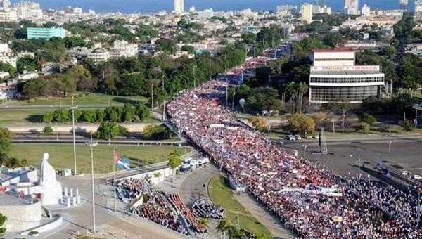 La marcha en La Habana cerrará con el paso de un bloque de 50 mil jóvenes con  banderas cubanas.(Foto: radiorebelde.cu)