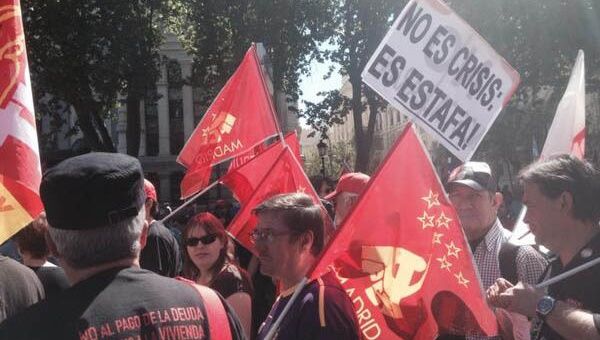 "No es crisis es estafa" dicen los manifestantes. (Foto: @HsalasteleSUR)