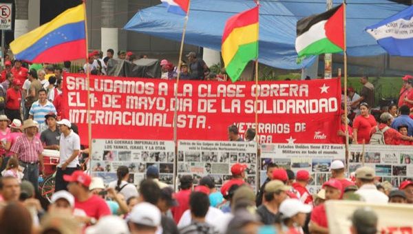 Los salvadoreños salieron a las calles en nombre de los pueblos suramericanos para conmemorar el Primero de Mayo (Foto:@sanchezceren)