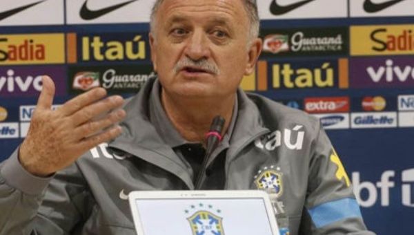 El técnico de la selección de Brasil cree que no es el momento indicado para protestar (Foto:Archivo)
