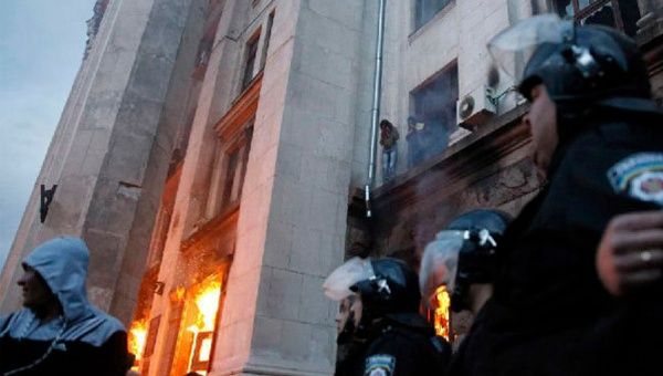 El edificio quemado fue la Casa de los Sindicatos, ubicada en Odesa (sur) donde murieron 38 personas, 30 de ellas intoxicadas por el humo y ocho al saltar de las ventanas. (Foto: rt)