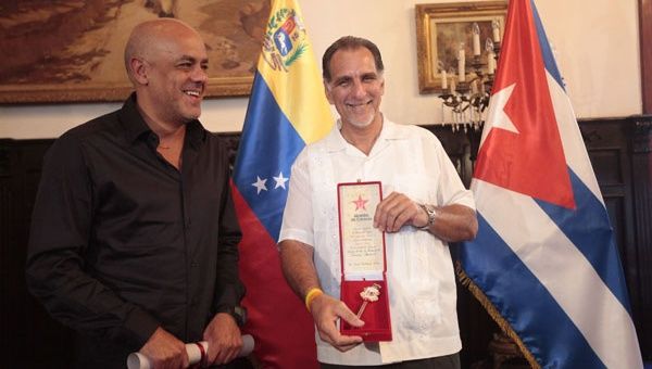 El alcalde del municipio Libertador (oeste) le entregó las llaves de Caracas al héroe cubano (foto: AVN)