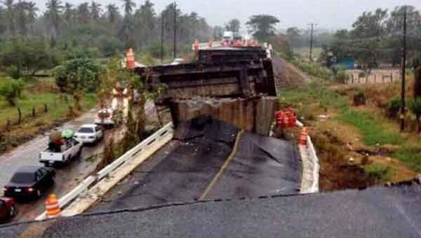 Autoridades reportan el derrumbe del puente El Cuajilote en el estado de Guerrero (oeste de México). (Foto: El Financiero).