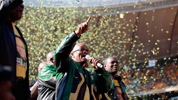 Zuma celebra junto a sus seguidores, su segundo triunfo (Foto:EFE) 
