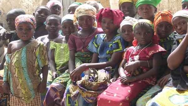 Muchas niñas  nigerianas han realizado cadenas de oración por la liberación de sus compañeras. (Foto: Manos Unidas).