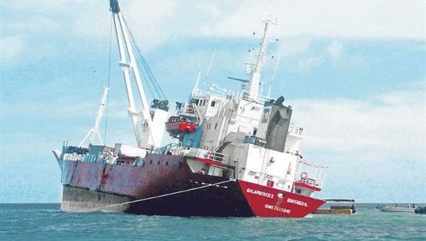 La nave se quedó varada la madrugada de ayer cerca de la isla San Cristóbal. No hubo derrame de combustible ni de algún material peligroso. (Foto: El Comercio)