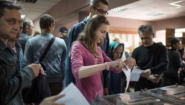 Para sacar los resultados definitivos, es necesario recibir el acta sobre los sufragios de los habitantes de la provincia de Lugansk que votaron en Moscú por residir allí. (Foto: EFE)