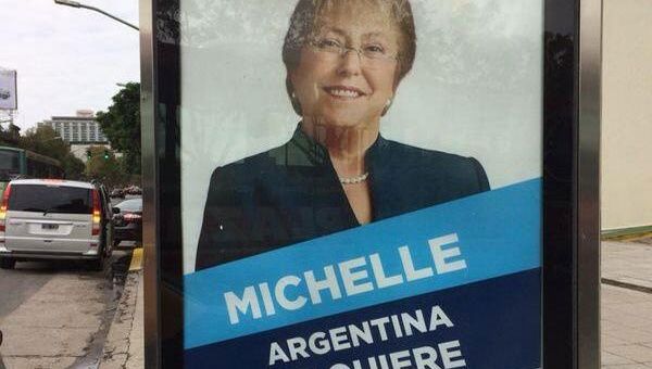 Bachelet fue recibida con pancartas y paletas publicitarias (Foto: Cooperativa)