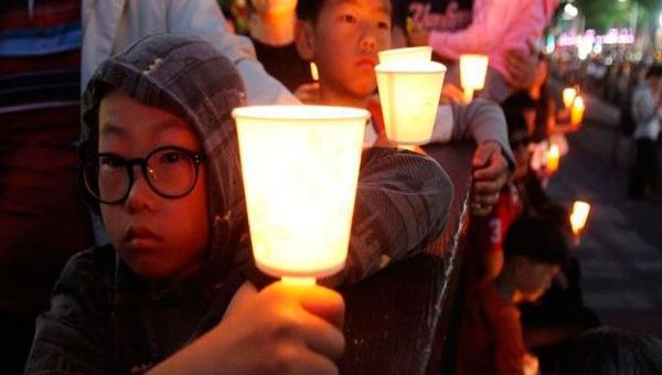 Familiares de las víctimas del naugrafio de Sewol, han realizado vigilias en los últimos días (Foto:AP)