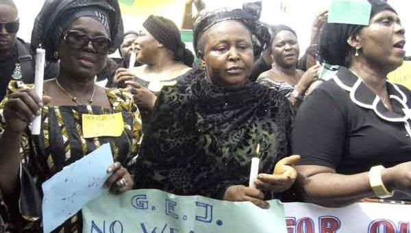 Las movilizaciones para exigir la liberación de las más de 200 jóvenes, persisten en las calles de Nigeria. (Foto: EFE). 