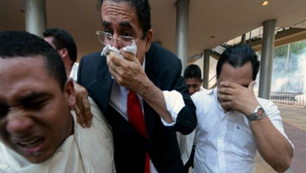 El expresidente hondureño Manuel Zelaya al momento de de ser atacado en el Congreso (Foto:BBC)