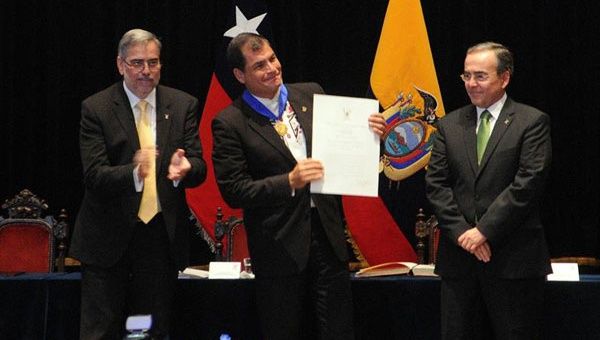 Universidad Santiago de Chile le confirió el doctorado honoris causa a Correa (Foto: EFE)