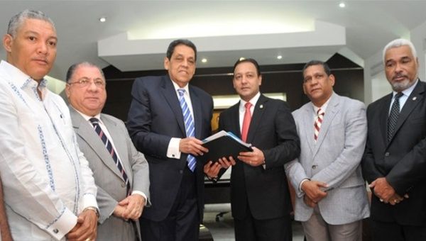 El consultor jurídico del Ejecutivo, César Pina, entregó el texto al presidente de la Cámara de Diputados (Foto:Elnacional.do)