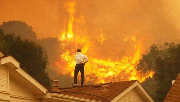 Los fuertes incendios forestales han provocado la evacuación de miles de familias en California (suroeste de EE.UU.). (Foto: EFE).