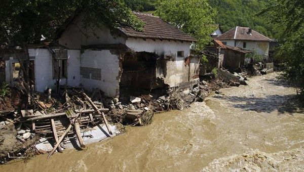 Sólo en un pueblo de Bosnia fueron desalojadas más de 10 mil personas el sábado. (Foto: EFE)