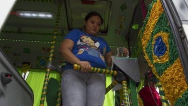Brasil 2014: El autobús "canarinho" atrae turistas rumbo al Mundial 