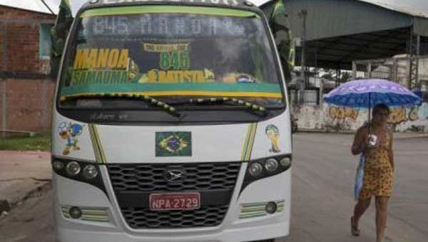 El autobus ha causado sensación entre los aficionados del fútbol y habitantes que lo han visto recorrer las calles de Brasil (Foto: Reuters)