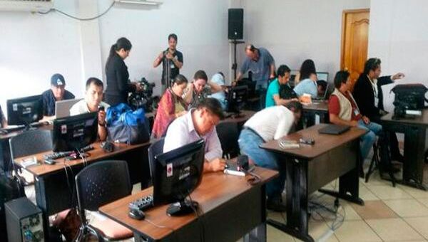 Equipos de prensa cubriendo la cumbre de cancilleres de la Unasur en Ecuador (Foto:@AmandateleSUR)