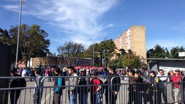 Los colombianos hacen largas filas para ejercer su derecho al voto. (Foto: Colprensa)