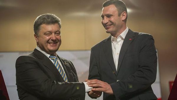 Poroshenko junto al alcalde electo de Kiev, el líder opositor Vitali Klitschko (Foto: EFE)