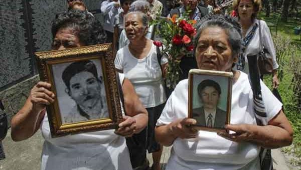 Familias de los desaparecidos no pierden la esperanza de volver a ver a sus seres queridos. (Foto: EFE). 