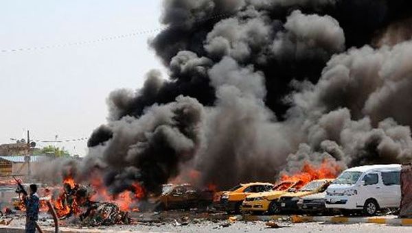 En Mosul dos carros bomba explotaron cerca del un recinto militar (Foto:AP)