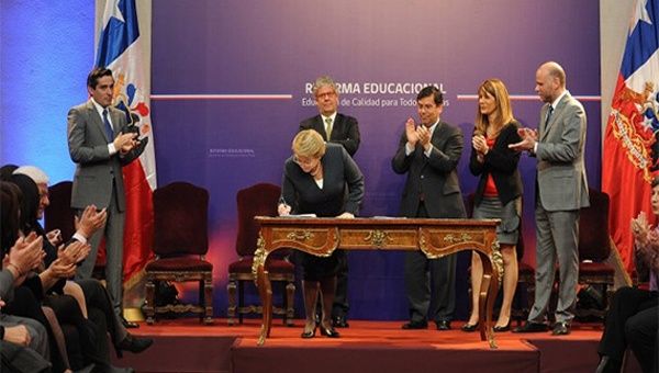 La mandataria chilena firmó el pasado 19 de mayo el proyecto de una reforma educativa, para combatir la mercantilización. (Foto: Archivo)